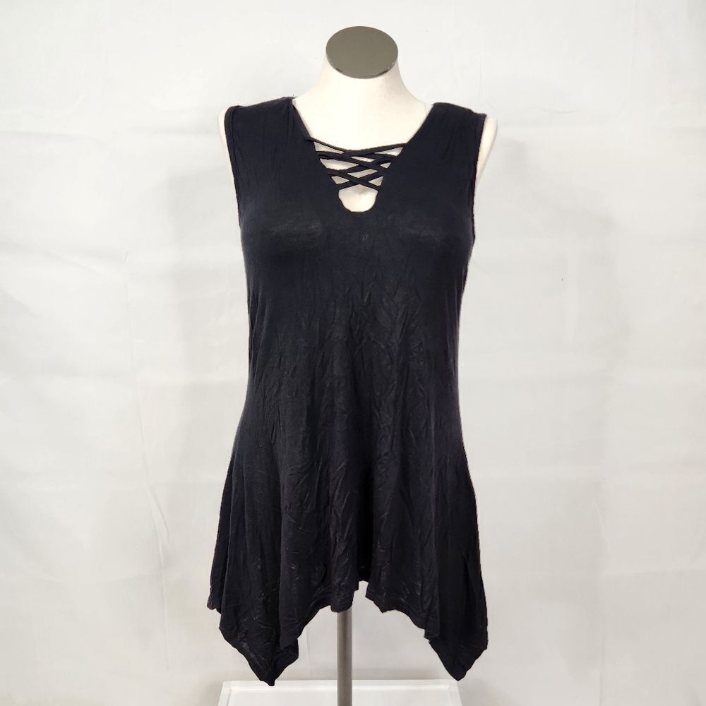 3/$25 NWT Dreagal Black Cross Cross Sleeveless Handkerchief Hem Top Sz M